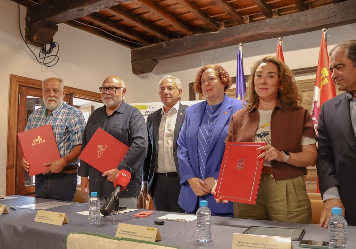 La secretaria de Estado de Agricultura y Alimentación, Begoña García (tercera por la derecha) y la consejera de Agricultura, Ganadería y Desarrollo Rural, María González (a su derecha), en las firma de los convenios.