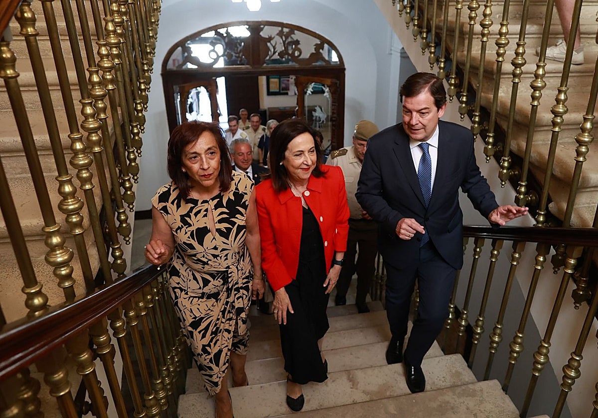 De izquierda a derecha, la alcaldesa de Toro, la ministra de Defensa y el presidente de la Junta