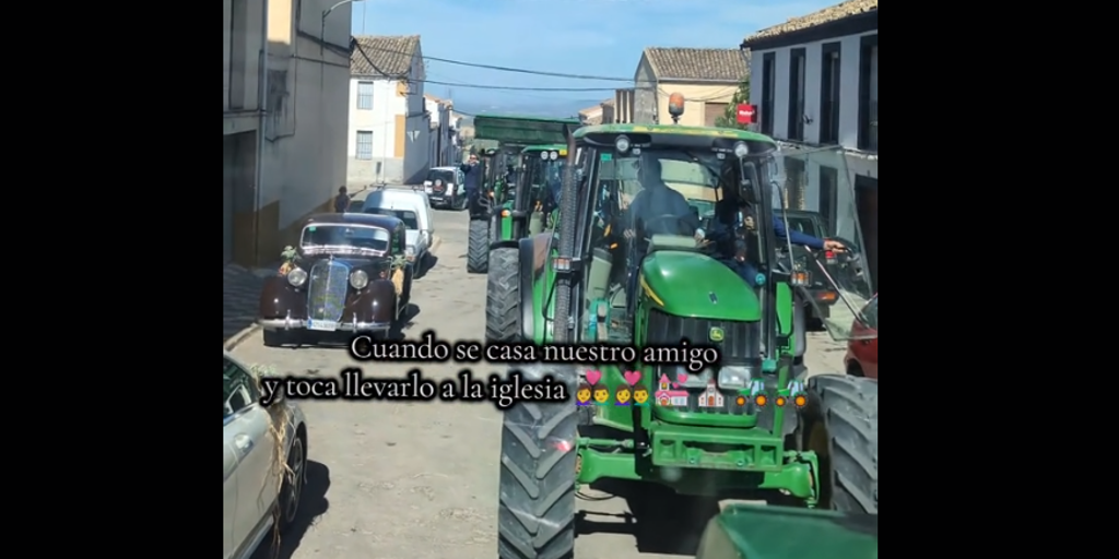 Un novio de Jaén cumple su sueño de llegar en tractor a su boda: «No se lo esperaba»