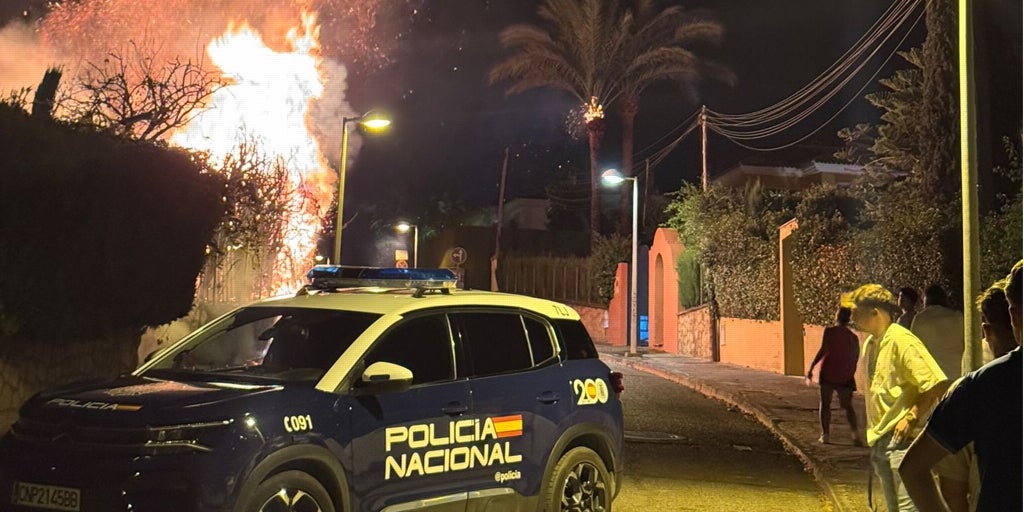 Aparatoso incendio en un chalé de El Brillante al filo de la medianoche en Córdoba
