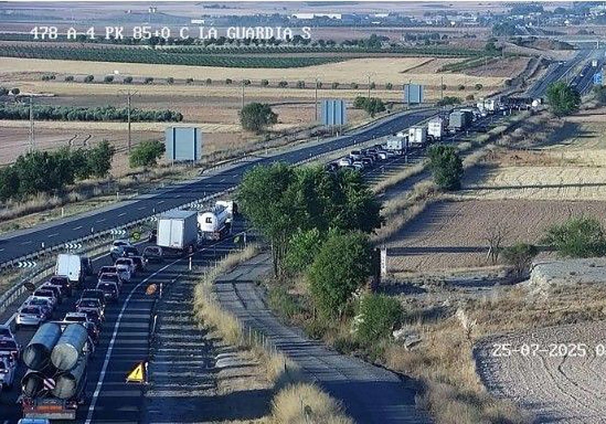 El accidente ha provocado retenciones kilométricas en la A4