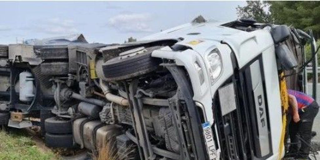 Muere el conductor de un camión tras volcar y comenzar a arder en la A4 en La Guardia