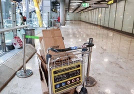 Acceso vetado a indigentes, este jueves, en el aeropuerto de Madrid Barajas