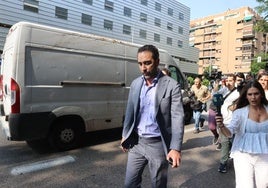 Víctor de Aldama, en la calle perseguido por los medios