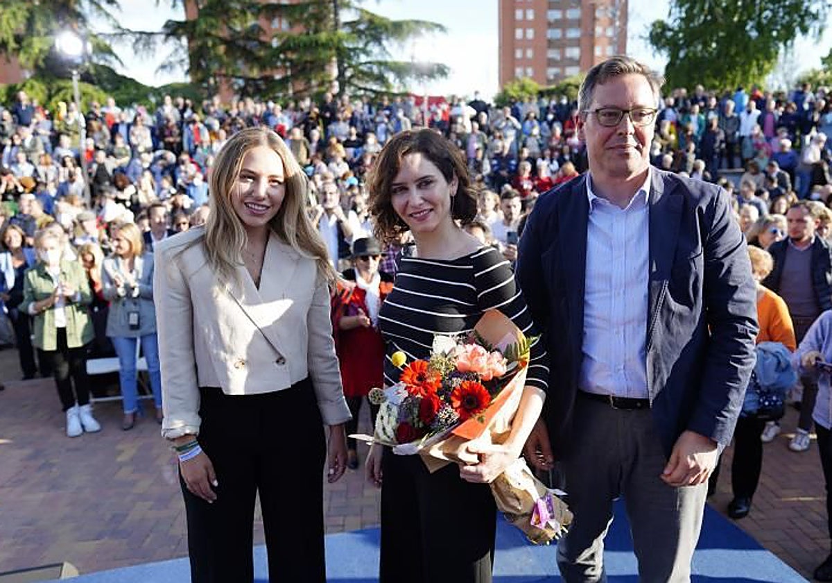 Noelia Núñez, con Isabel Díaz Ayuso y Alfonso Serrano en Fuenlabrada en 2022