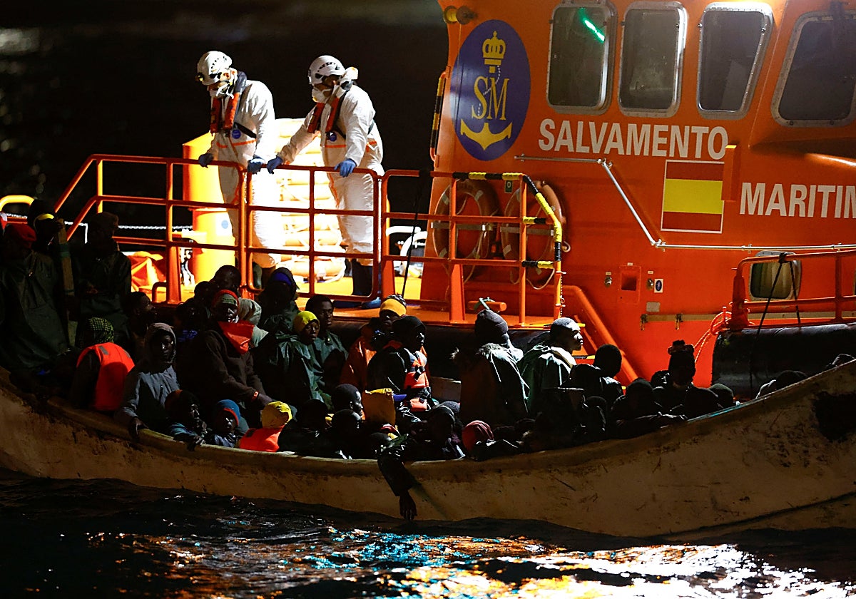 Salvamento Marítimo rescatando a un cayuco en altamar