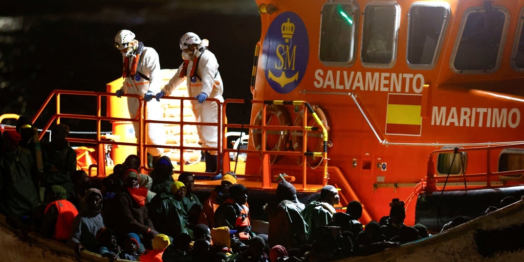 Moncloa obliga a Canarias a adelantar 5 millones para trasladar menas a la península
