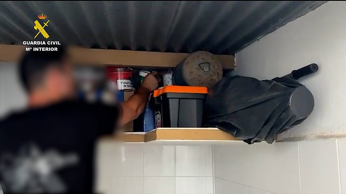 Imagen de la Guardia Civil durante el registro en casa de uno de los implicados