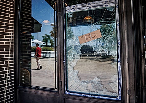 Imagen secundaria 1 - Cosmin, al frente del café Da Mario, ha sufrido cinco robos; en las fotos inferiores, el cristal del pub McLaren's reventado a golpes con alcantarillas, y un ladrón entra en un patio de un chalé adosado