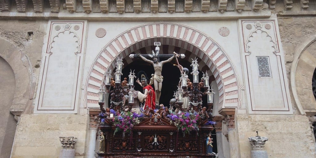 Los estatutos de la Agrupación de Cofradías de Córdoba plantean dejar de usar la Catedral para salir y entrar