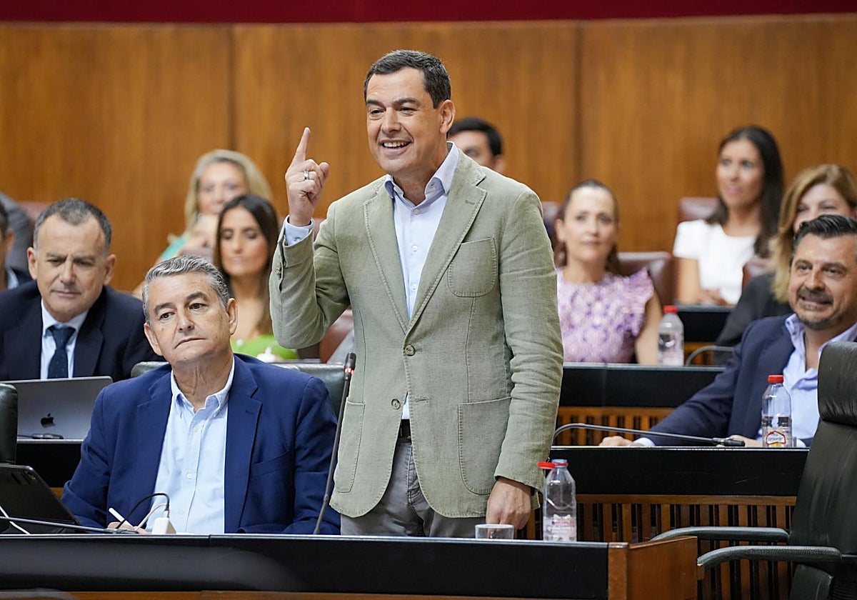 Juanma Moreno durante el pleno de esta semana