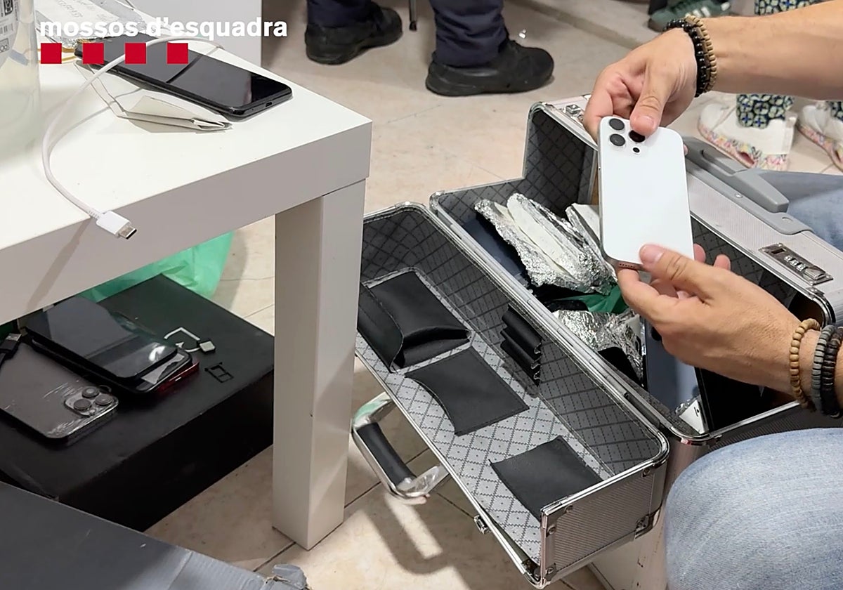 Registro en uno de los domicilios del Raval de Barcelona, donde se almacenaban los móviles robados