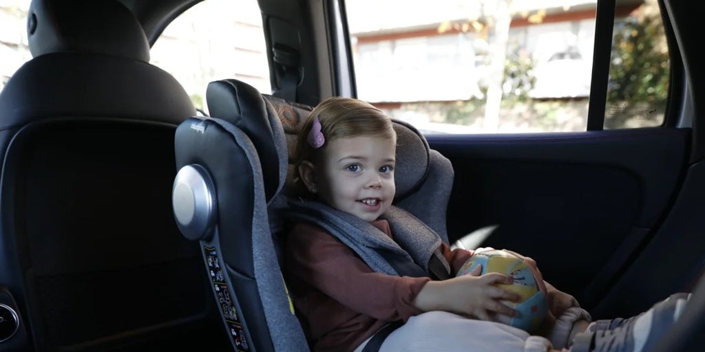 Desde 200 euros de multa hasta pena de cárcel: esta es la sanción por dejar a los niños solos en el coche
