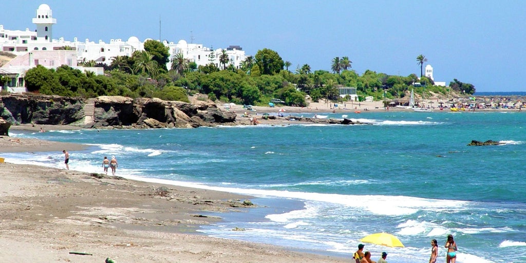 Pierde la vida un hombre cuando practicaba surf en un playa de Mojácar en Almería