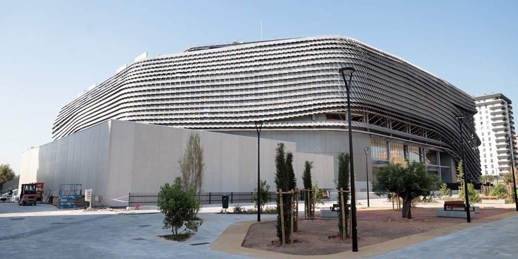 El Ayuntamiento y Roig Arena firman un convenio de colaboración para la gestión del jardín municipal contiguo