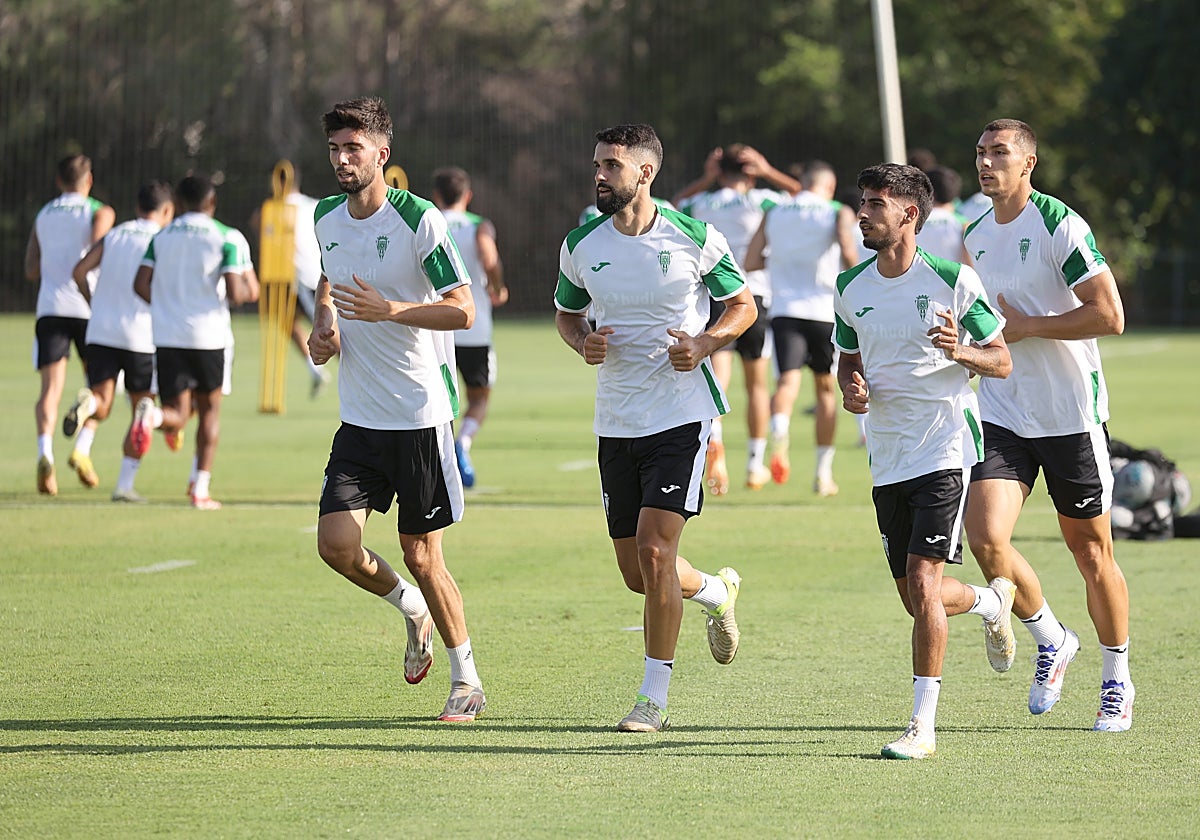 Calderón, segundo por la derecha, en un reciente entrenamiento del Córdoba CF