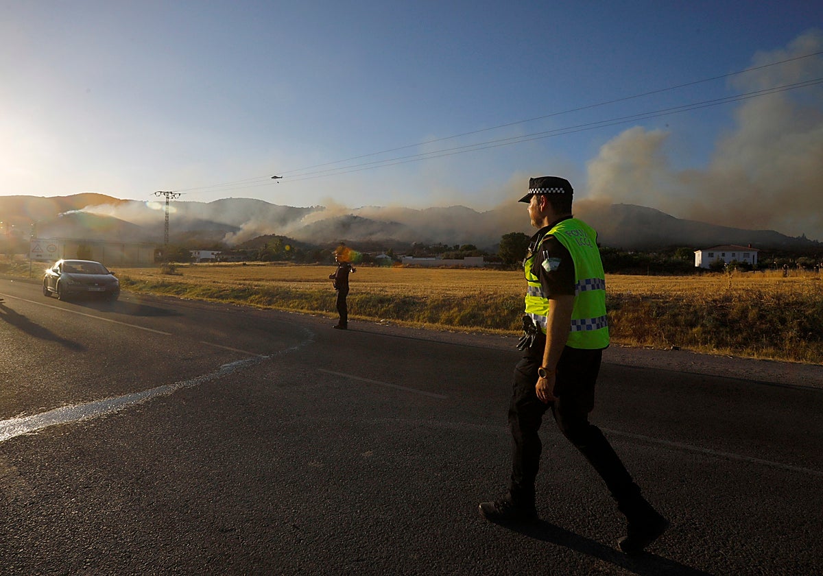 Policías Locales en la carretera de Trassierra con las llamas al fondo en el paraje de la Albaida
