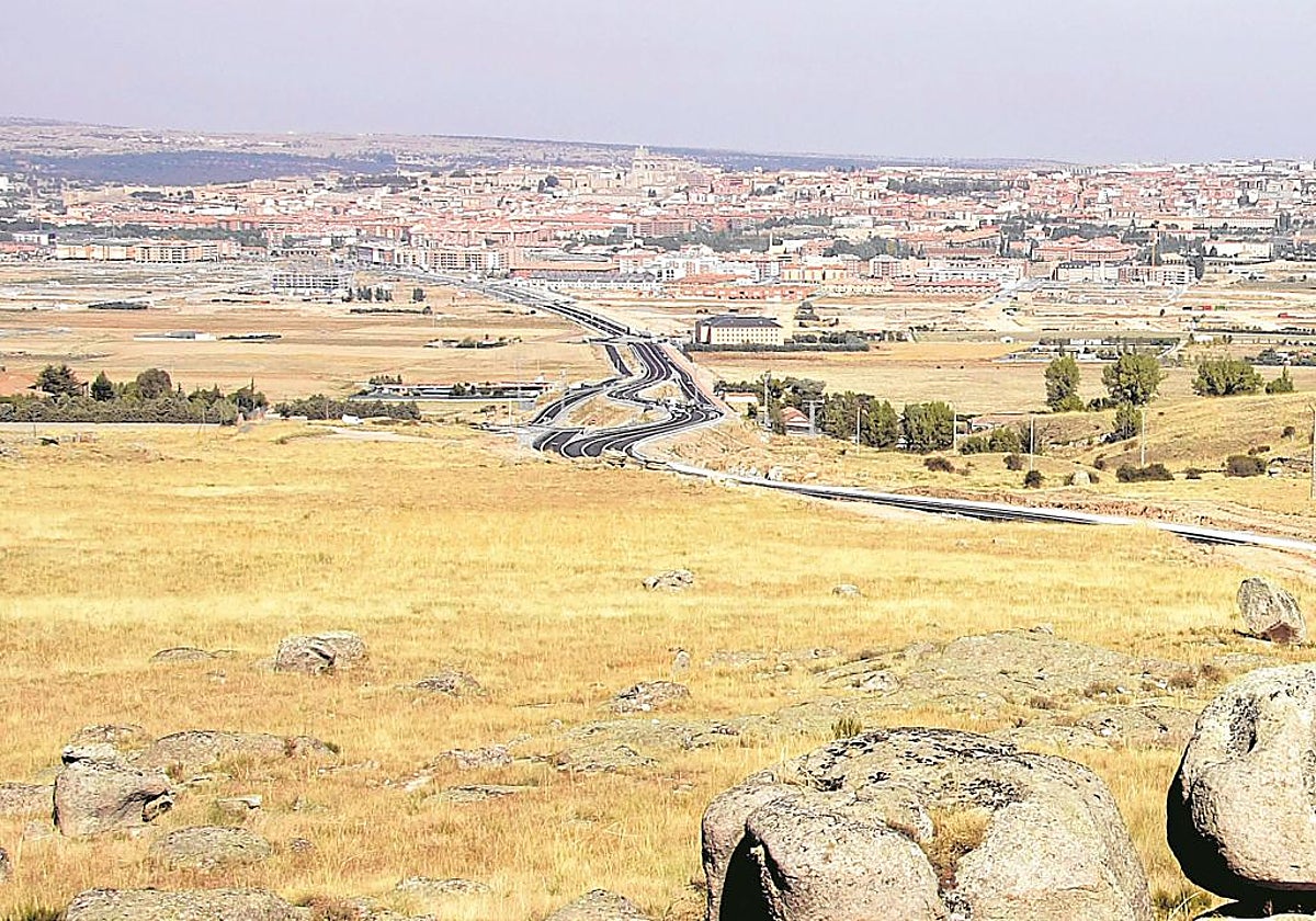 Trazado de la carretera N-403 que lleva de la Autovía A-6, en Adanero, hasta la capital abulense