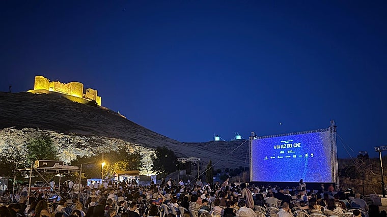 En la imagen, la gran pantalla en la antigua cantera de Consuegra, Toledo, un espacio patrimonial y natural único