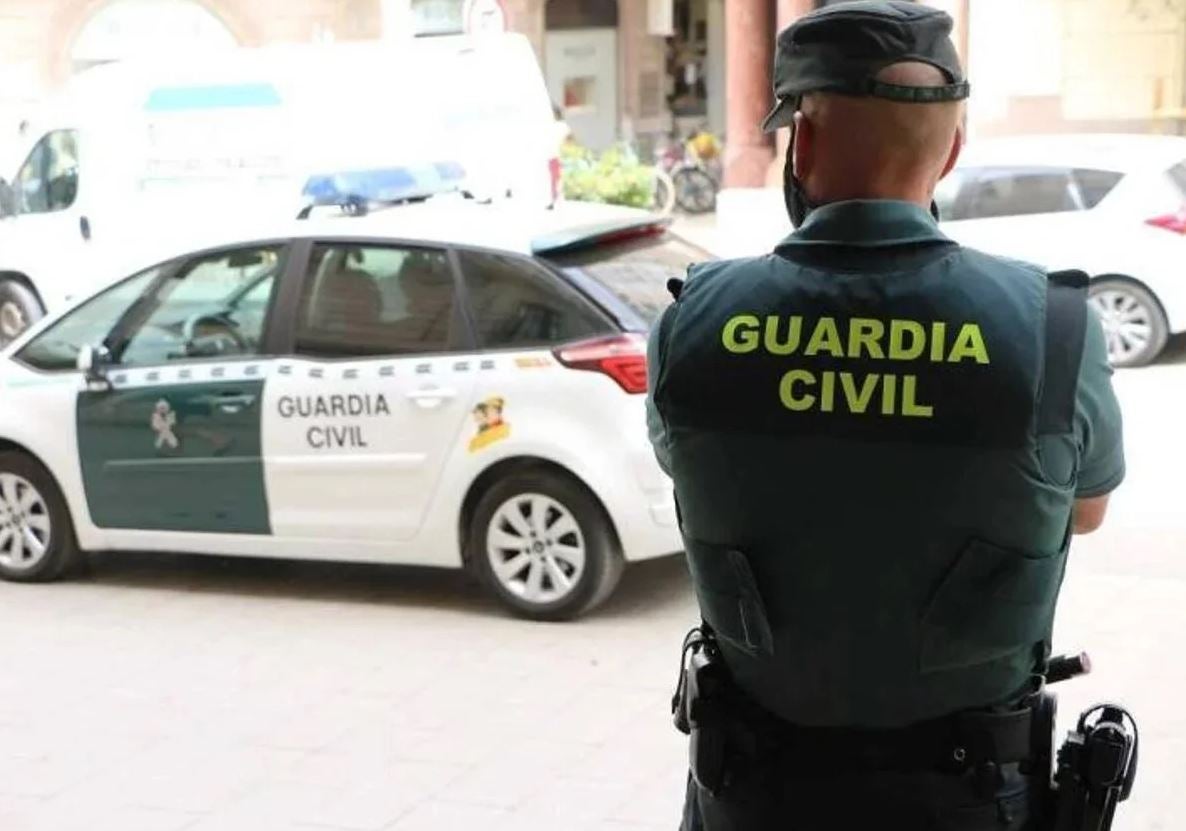 Dos detenidos por arrojar lejía y botellas a personas en situación de vulnerabilidad en Torres de la Alameda