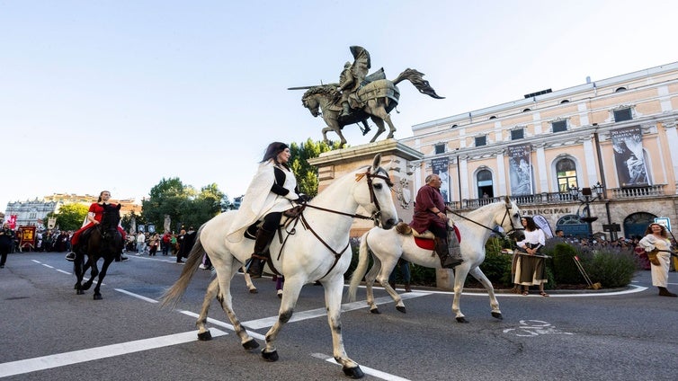 Un multitudinario desfile por el centro de Burgos celebra los 70 años de la estatua del Cid Campeador