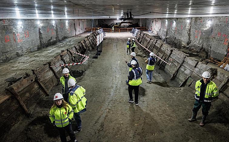 Imagen principal - En las dos primeras imágenes, los operarios descubren los restos del canal del Manzanares; en la tercera fotografía, la jaula ya construida y el carril para desplazar las losas sin dañarlas