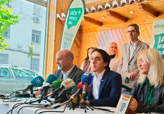 Juanma Camacho, presidente de Jaén Merece Más, junto a los concejales de JMM en el Ayuntamiento de Jaén