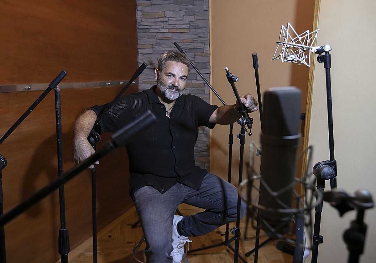 Manuel Ruiz 'Queco', en su estudio de grabación en Córdoba