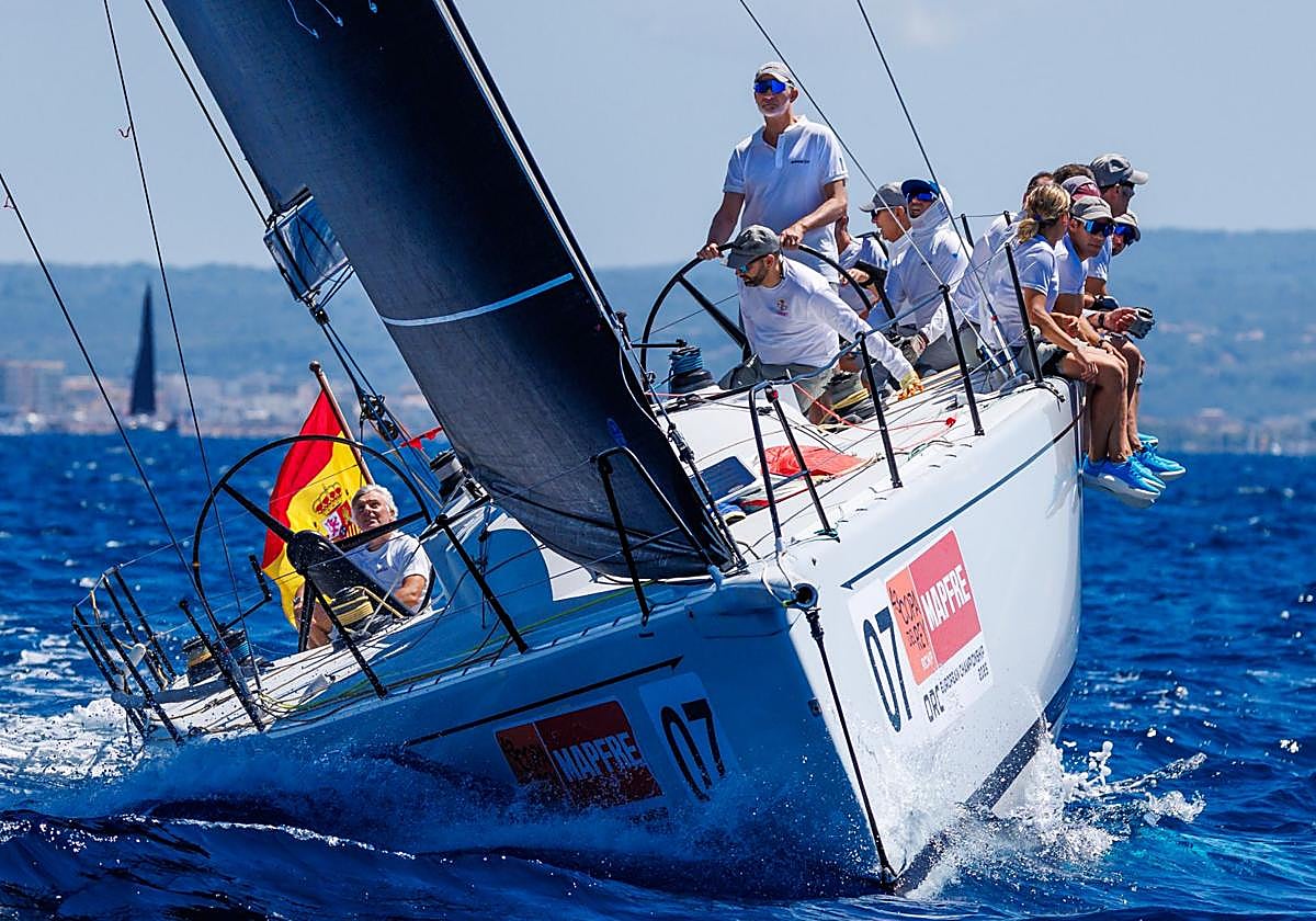 Felipe VI, a los mandos del Aifos en la Bahía de Palma