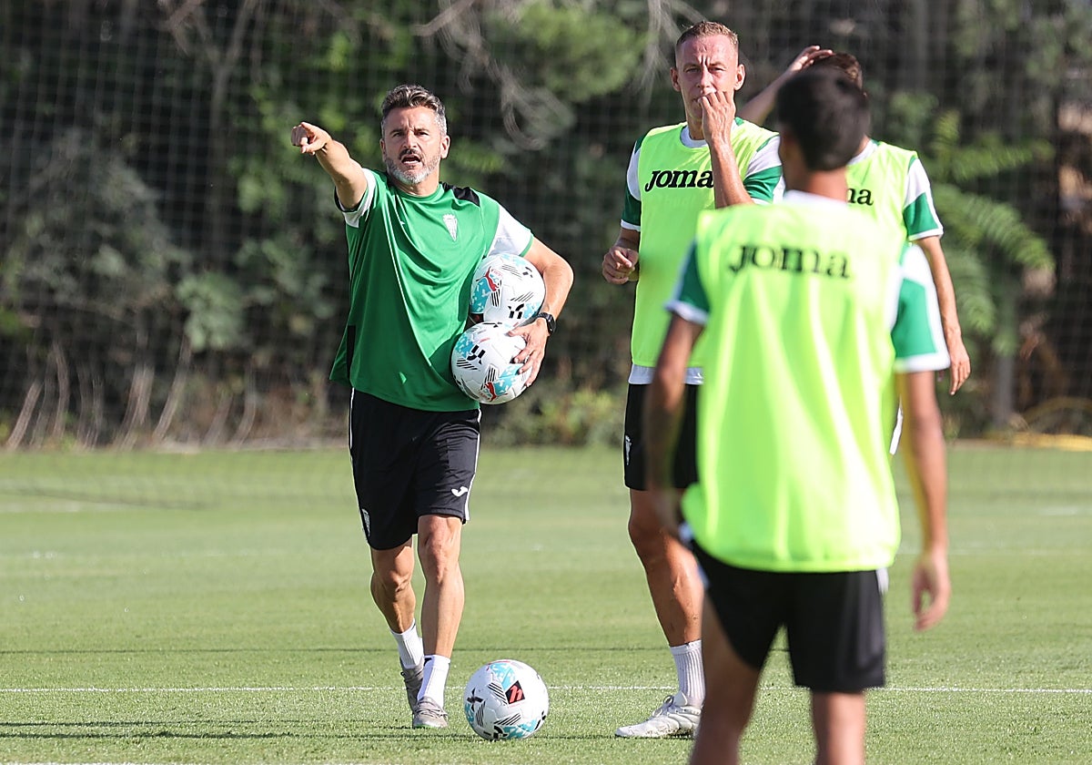 El técnico del Córdoba, Iván Ania, marca del rumbo del equipo para esta semana