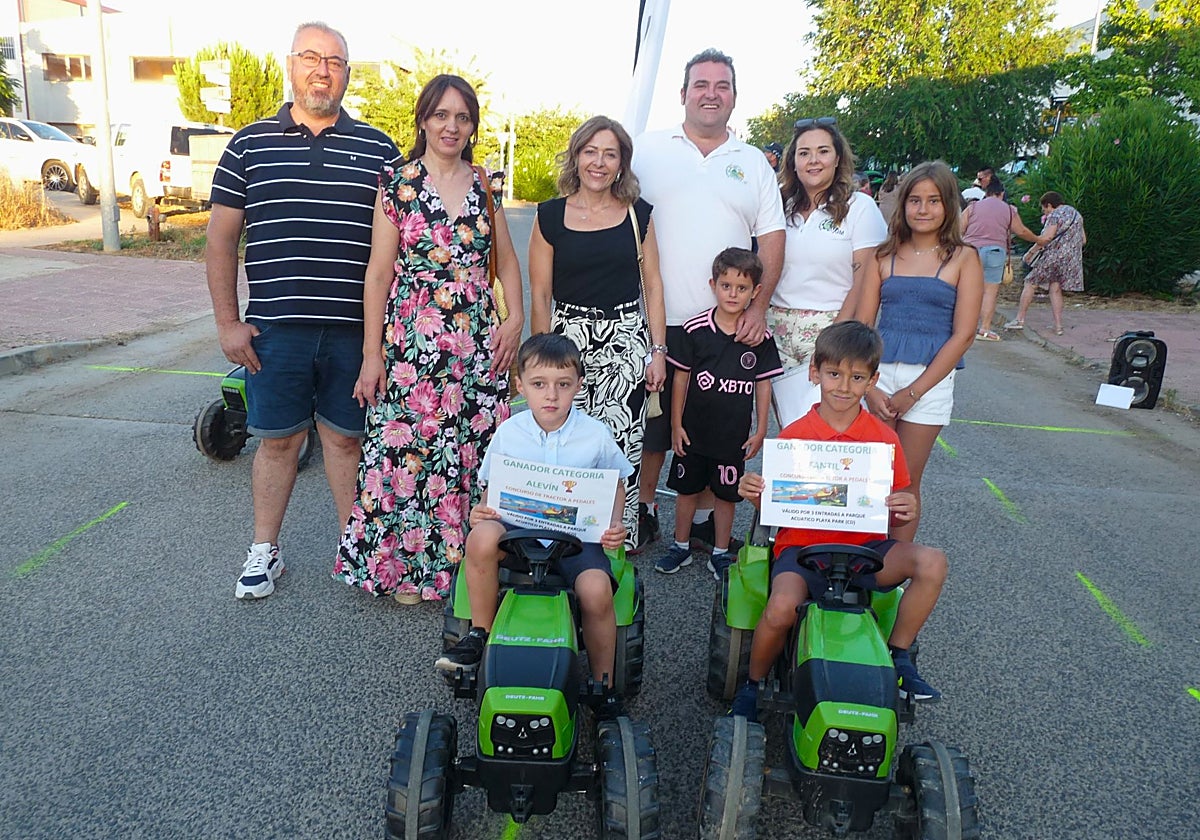 Miguel Castañeda y David Araque ganan el IV concurso de habilidad con tractor a pedales en Las Pedroñeras
