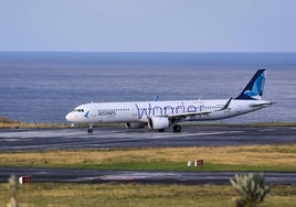 Detenidos dos pasajeros por una falsa amenaza de bomba en un avión que iba de Azores a Bilbao