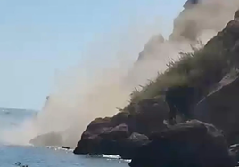 Gran desprendimiento junto a la Cascada de la playa de Maro, en Nerja: una nube de polvo asusta a los bañistas