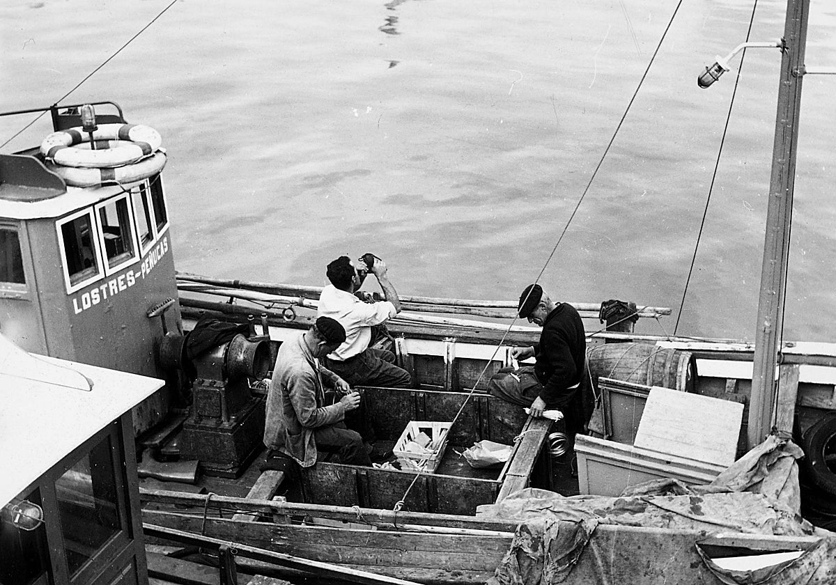 Pescadores gallegos en La Coruña en una imagen de archivo de 1965