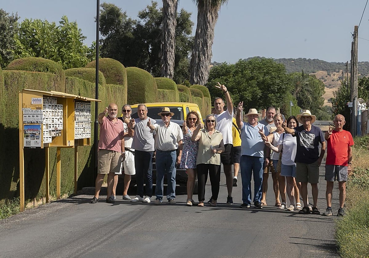 Un grupo de vecinos de El Alamillo celebran la legalización de la urbanización en Villarrubia
