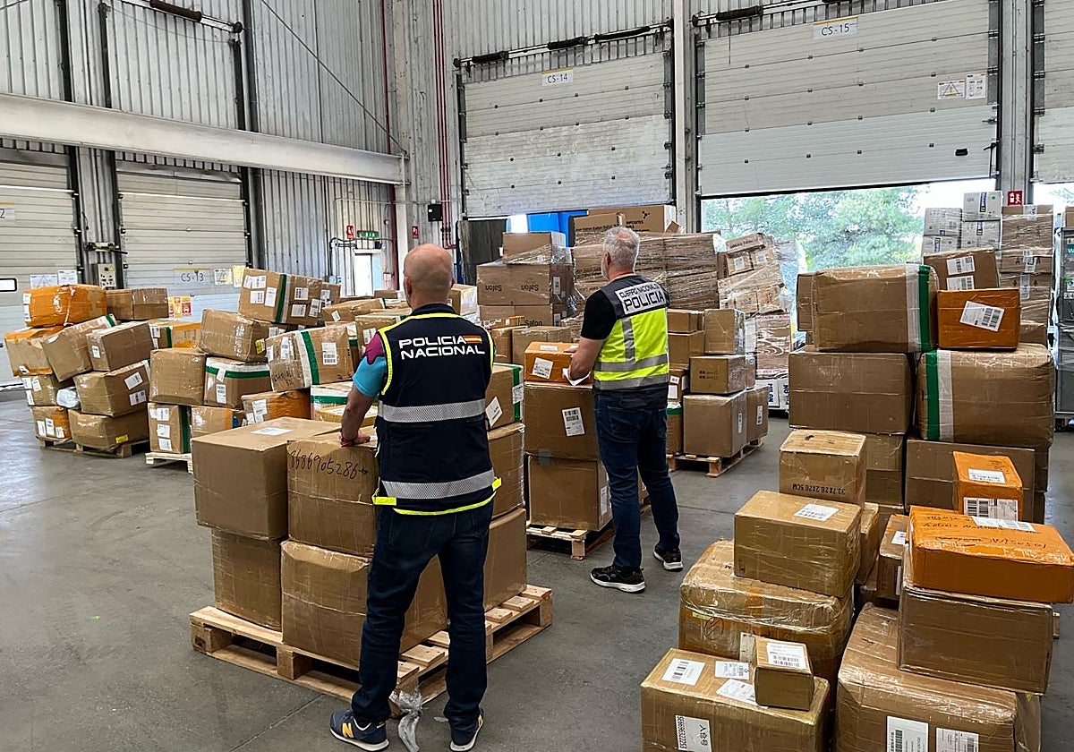 La Policía Nacional, durante una investigación en una nave de Cobo Calleja