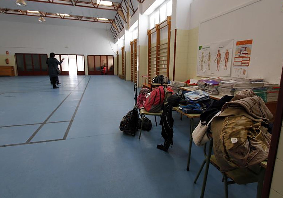 Material escolar y bolsas de alumnos en el gimnasio de un centro educativo de la Comunidad Valenciana