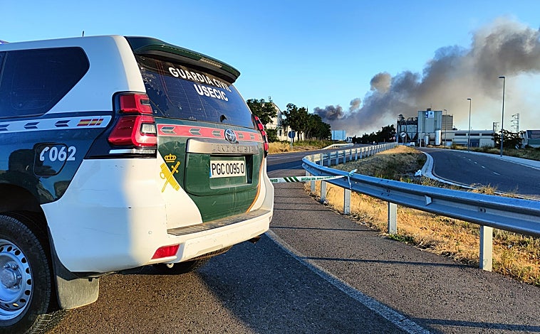 Imagen principal - El incendio, esta mañana de lunes ya controlado