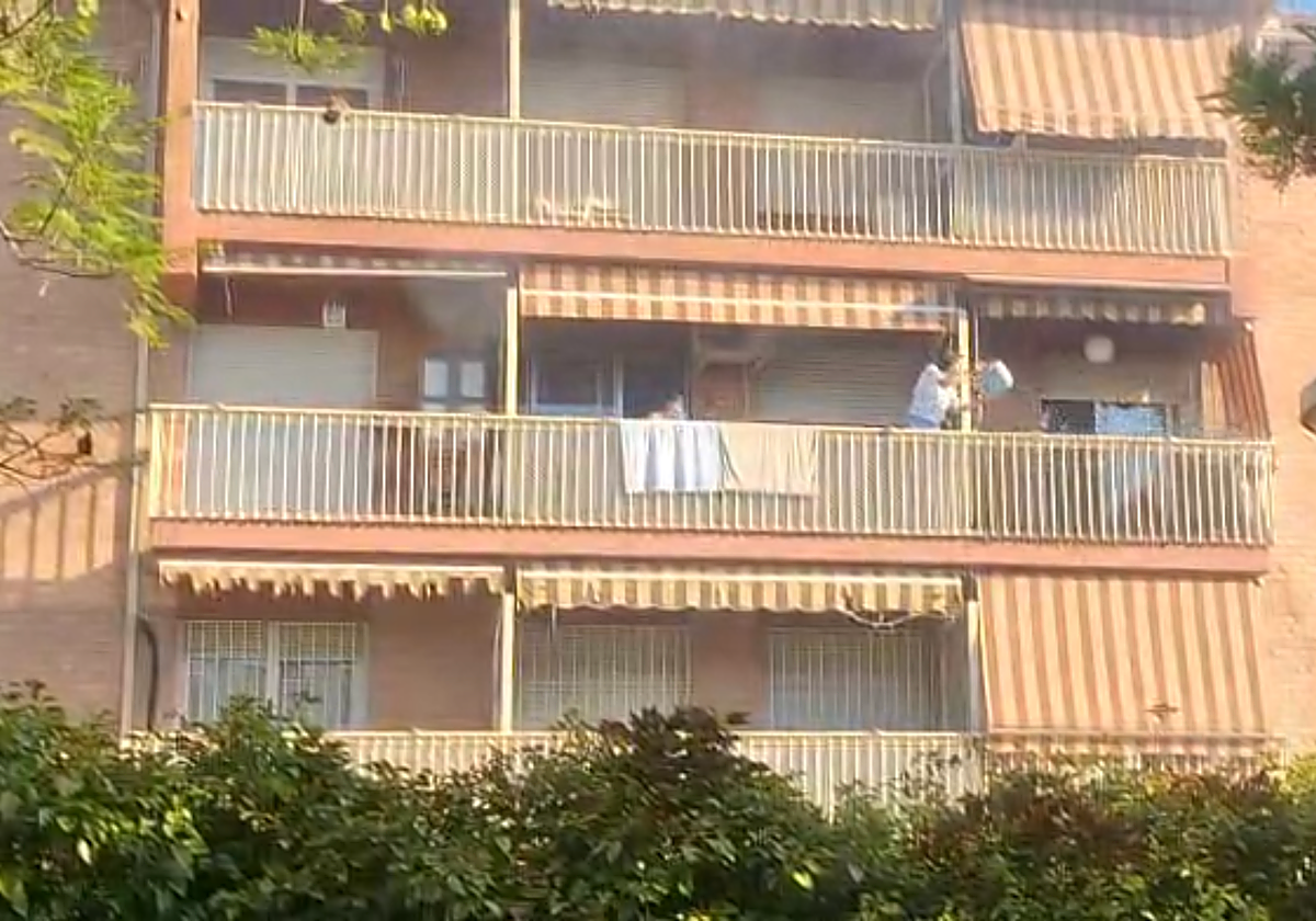 Dos vecinas echan un cubo de agua al balcón del piso colindante para intentar sofocar las llamas
