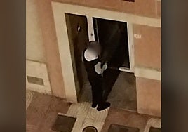 Prisión para un hombre que quemaba coches y amenazaba a los vecinos en Roquetas de Mar