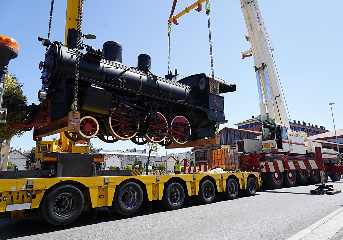 Traslado de la antigua locomotora del correo para su transformación