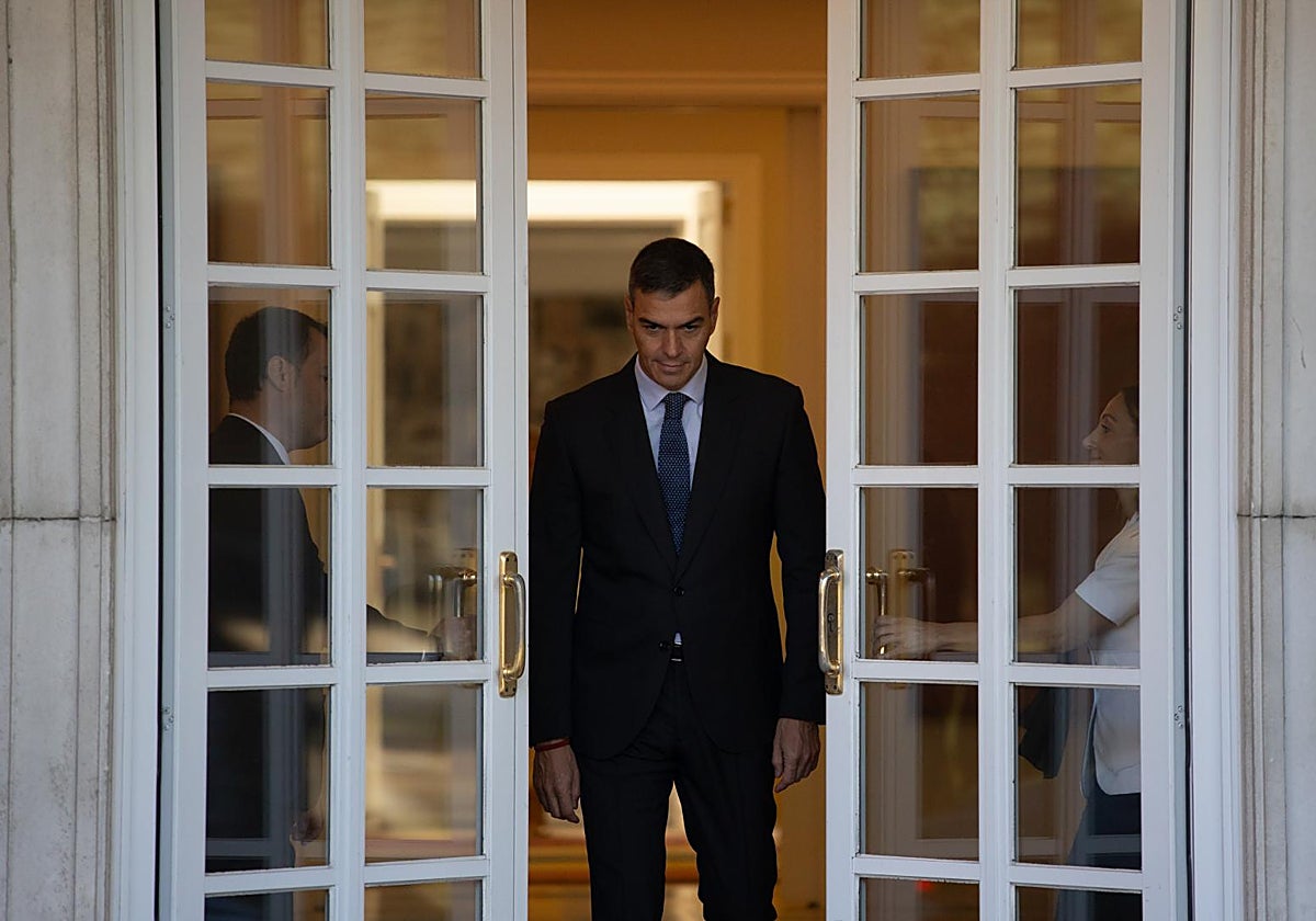 Sánchez accediendo a los jardines de Moncloa