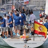 Felipe VI estrena equipación del Aifos y sale a navegar antes de reunirse con Sánchez
