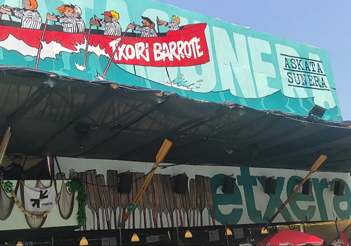 La 'txosna' de Txori Barrote el año pasado con los nombres de hasta 17 presos de ETA dibujados en los remos