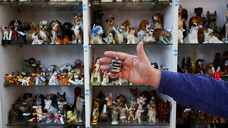 Un coleccionista de Tarrasa consigue el Récord Guinness  con sus más de 5.000 figurines de perros