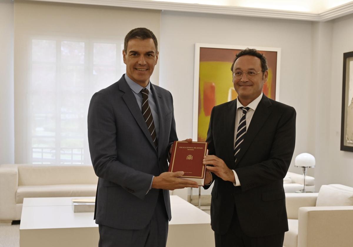 El presidente del Gobierno, Pedro Sánchez con el fiscal general del Estado, Álvaro García Ortiz, en una imagen de 2022