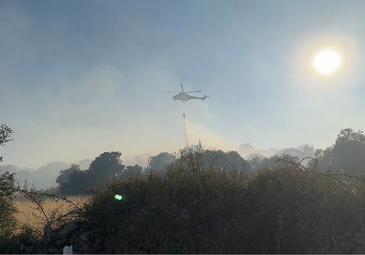 Un helicóptero sofocando el incendio de la Sierra Oeste de Madrid
