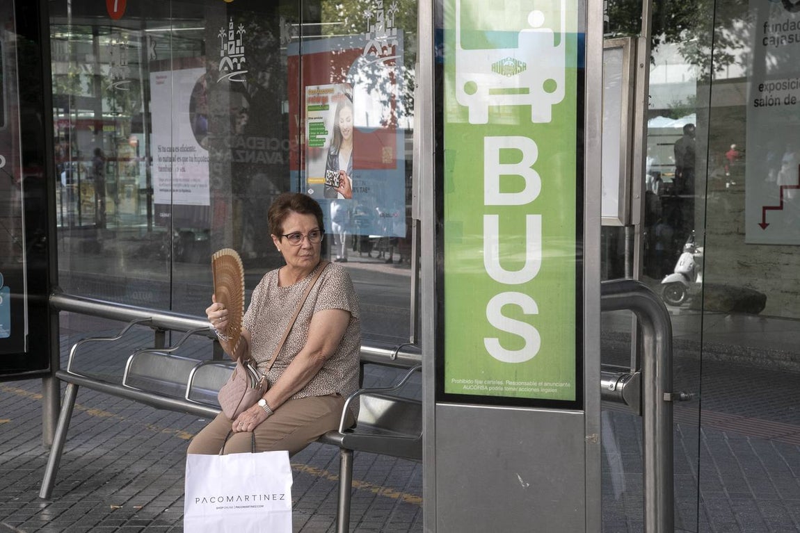 Viajeros en los autobuses de Aucorsa, en imágenes