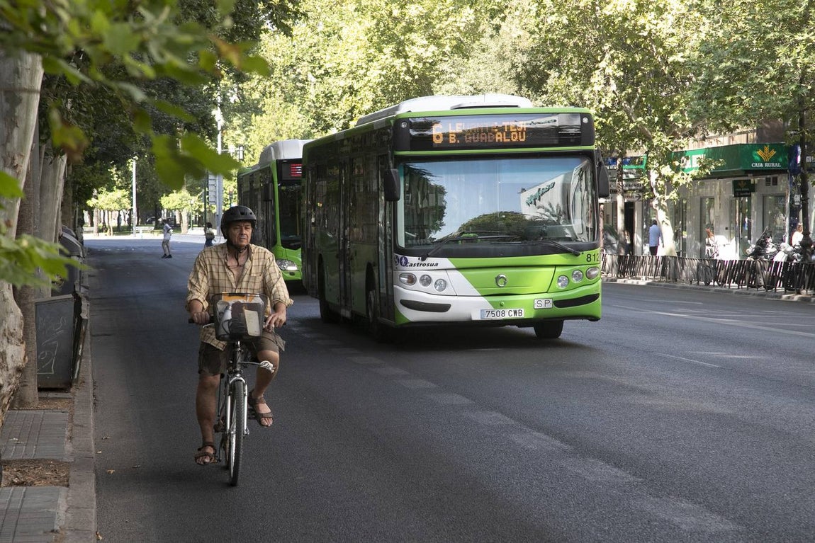 Viajeros en los autobuses de Aucorsa, en imágenes