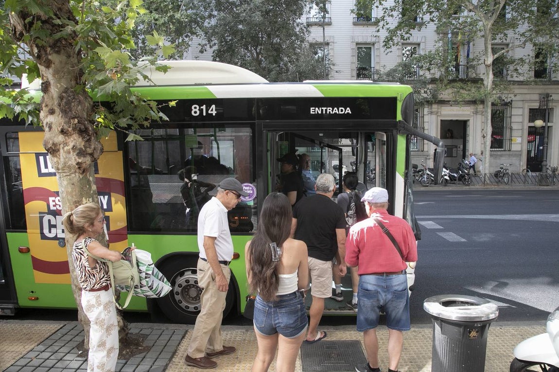 Viajeros en los autobuses de Aucorsa, en imágenes